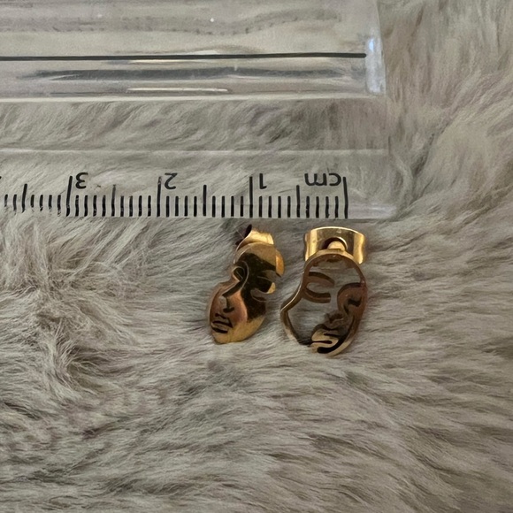 Abstract gold faces stud earrings - Picture 5 of 5